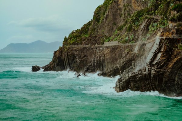 Comment organiser une croisière pour explorer les côtes volcaniques en Italie?