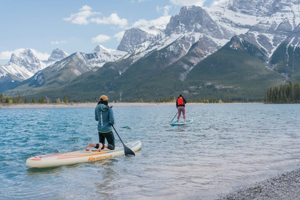 Où découvrir les plus beaux lacs pour faire du paddleboard dans les montagnes Rocheuses, Canada?
